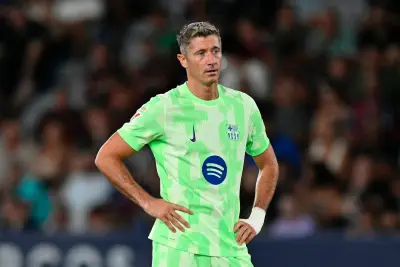 مدرب برشلونة يزيد الغموض حول مستقبل ليفاندوفسكي وسط تقارير عن لقاء سري مع ميلان