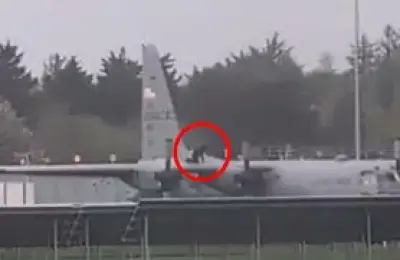رجل يهاجم طائرة عسكرية أمريكية في إيرلندا باستخدام فأس في حادث أمني غامض
