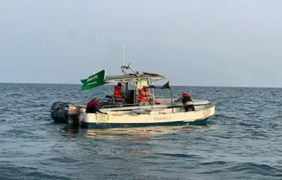 حرس الحدود بمنطقة مكة ينقذ مقيمين بنغلاديشيين بعد تعطل واسطتهما البحرية