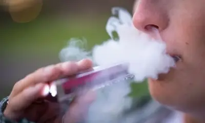 دراسة علمية تحذر: السجائر الإلكترونية 