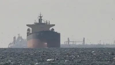 طهران تعيد إغلاق مضيق هرمز وتتهم واشنطن بانتهاك الاتفاق في أزمة متصاعدة