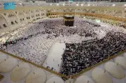 السعوديون والمقيمون ومواطنو الخليج يؤدون العمرة حتى 3 مايو