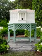 ميلانيا ترمب تبني مقرًا ملكيًا لـ70 ألف نحلة في البيت الأبيض