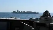 القيادة المركزية الأمريكية تنشر لقطات لعملية إنزال جوي لمشاة البحرية على سفينة إيرانية
