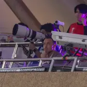 مدرب الأهلي يايسله يراقب ماتشيدا من أرض الملعب استعداداً لنهائي آسيا