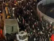 إيران تعرض صاروخاً باليستياً في مسيرة مؤيدة للنظام بطهران