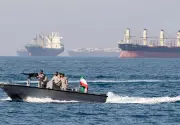 الحرس الثوري الإيراني يستولي على سفينتين ويحتجزهما في مياهه الإقليمية