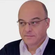 من يقود إيران؟ تحليل للأزمة البنيوية في مركز القرار بطهران