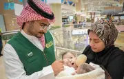 وصول التوأم الملتصق المغربي إلى الرياض لدراسة حالتهما