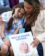 ناجو إبستين يحيون ذكرى جيوفري في وقفة قرب البيت الأبيض