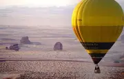 تجربة فريدة لرحلات المناطيد في العُلا عند شروق الشمس