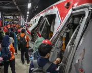 سباق لإنقاذ عالقين داخل قطار بعد حادث تصادم مميت في إندونيسيا