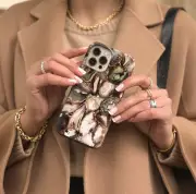 ازياء غلاف الجوال.. حين تتحول التفاصيل التقنية إلى بيان أناقة