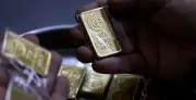 ارتفاع أسعار الذهب عالمياً مدعوماً بضعف الدولار وسط توقعات نقدية متشائمة