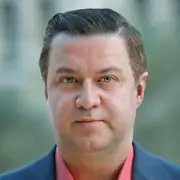 الآثار الجانبية للإعجاب بكاتب: بين الصدق والحذر في عالم الأدب