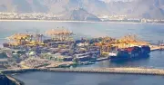 الشارقة تعلن عن حادث استهداف ميناء خورفكان وتؤكد السيطرة على الحريق
