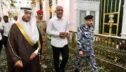 رئيس المالديف يزور المسجد النبوي الشريف ويؤدي الصلاة ويسلم على الرسول وصاحبيه