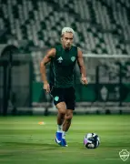 أربعة نجوم أهلاويين على حافة الإيقاف قبل مواجهة النصر في كلاسيكو روشن