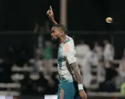 إيفان توني يفجر فضيحة تحكيمية: الحكم الرابع طلب من الأهلي التركيز على الآسيوية فقط