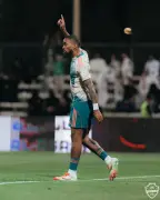 تصريحات توني وجالينو تثير عاصفة في الأهلي قبل مواجهة النصر: اتهامات بالظلم وتوجيهات صادمة