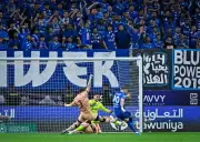 هاتريك بنزيما يقود الهلال لسحق الخلود بسداسية ويواصل مطاردة النصر في دوري روشن