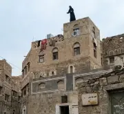 انتحار شابة يمنية بعد حكم قضائي بإعادتها لزوجها التاجر.. تفاصيل مأساوية تهز المجتمع