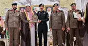 أمير القصيم يكرم رجل الأمن سلطان المطيري لجهوده البطولية في إنقاذ حياة آخرين من حريق بعنيزة