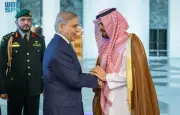 رئيس وزراء باكستان يغادر جدة بعد زيارة رسمية بحضور مسؤولين سعوديين بارزين
