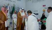 الجاسر يستقبل أولى رحلات «طريق مكة» ويؤكد جاهزية المنظومة اللوجستية للحجاج