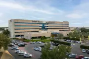 عملية جراحية متقدمة تنقذ شاباً من إصابات حوض معقدة في مستشفى دله بالأحساء