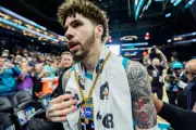 رابطة الـNBA تغرم لاميلو بول 35 ألف دولار بسبب احتكاك متهور مع أديبايو