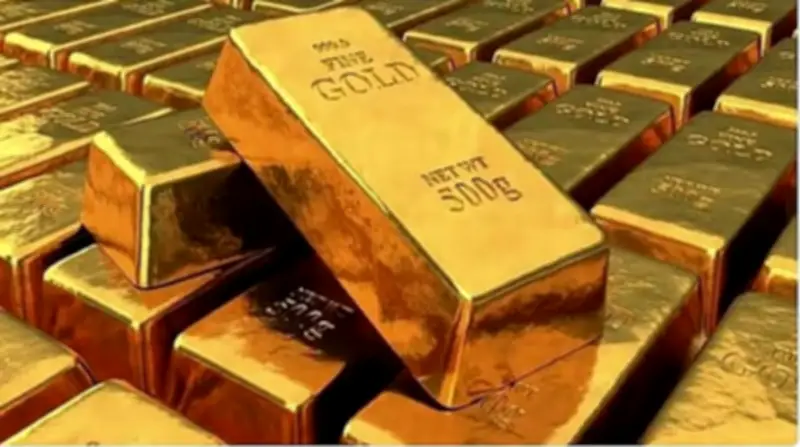 تراجع الذهب 0.7% مع ارتفاع النفط بعد هجمات أمريكية على إيران