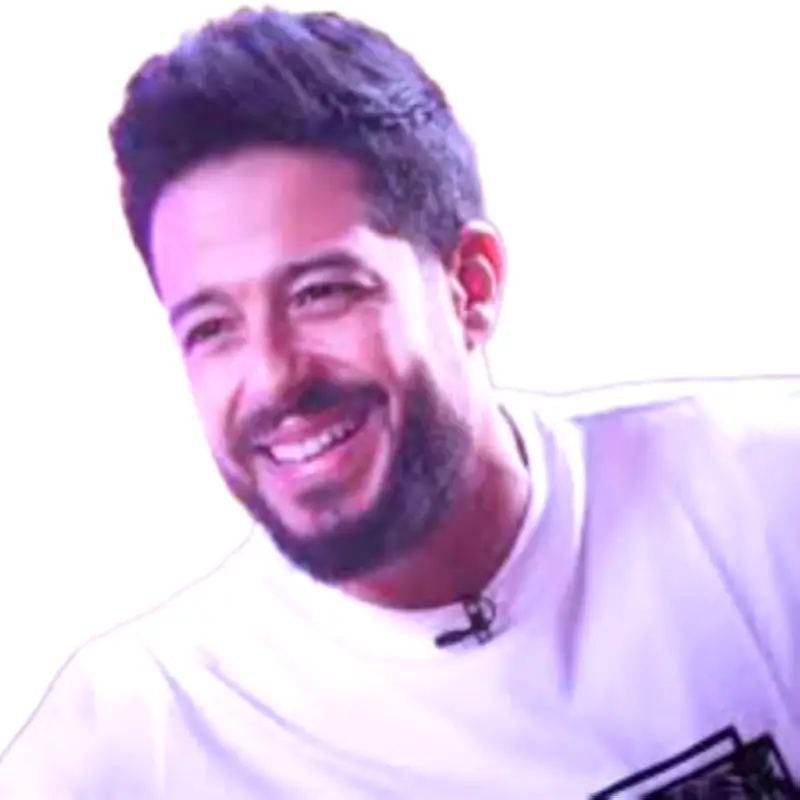 محمد حماقي يحذف منشوراته ويُشوّق الجمهور برقم 10 الغامض
