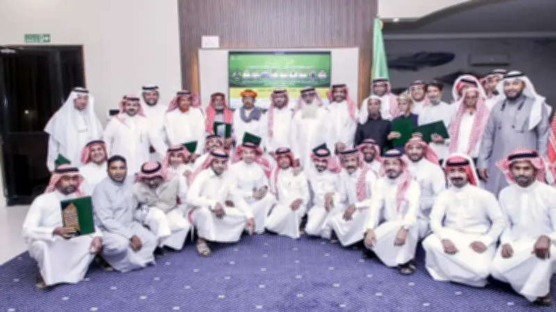 مركز مكافحة نواقل المرض ببيش يكرم 10 من منسوبيه المتقاعدين