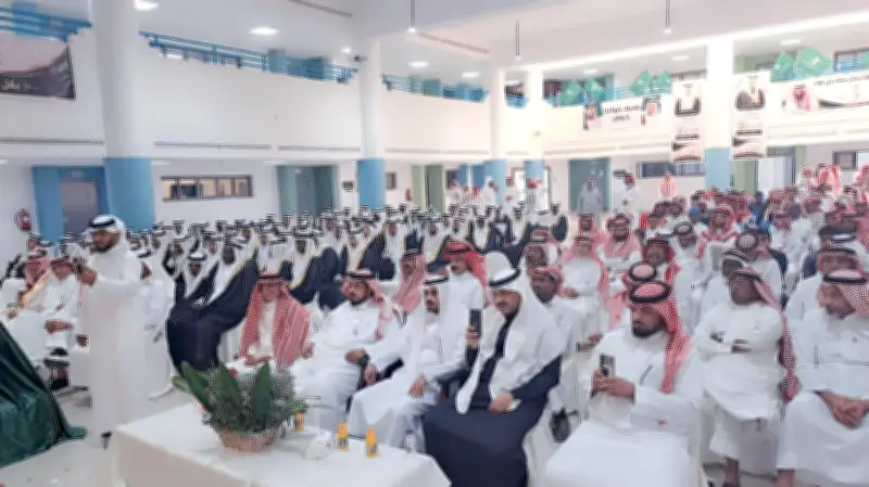 متوسطة وثانوية النعمان بن مالك بجازان تحتفي بتخريج 127 طالباً