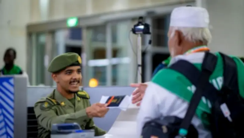 جوازات مطار المدينة تستقبل أولى رحلات حجاج مالي لعام 1447هـ