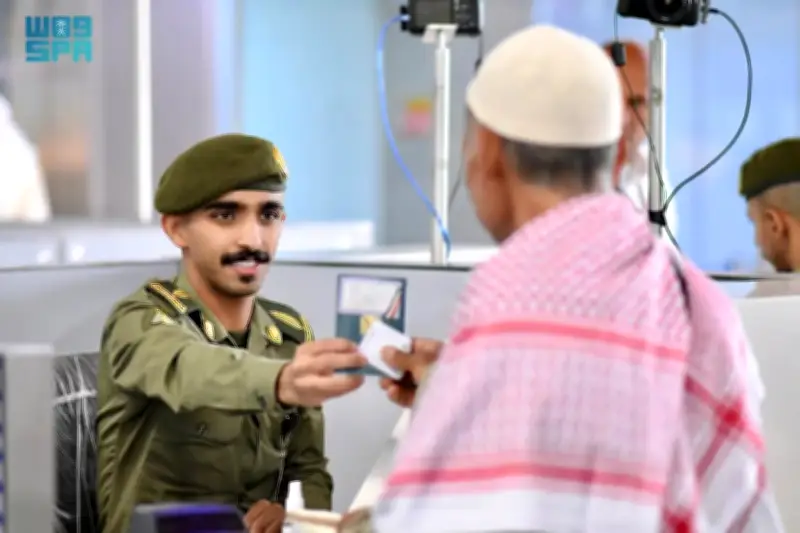 جوازات المدينة المنورة تستقبل أولى رحلات حجاج قرغيزستان لموسم 1447هـ