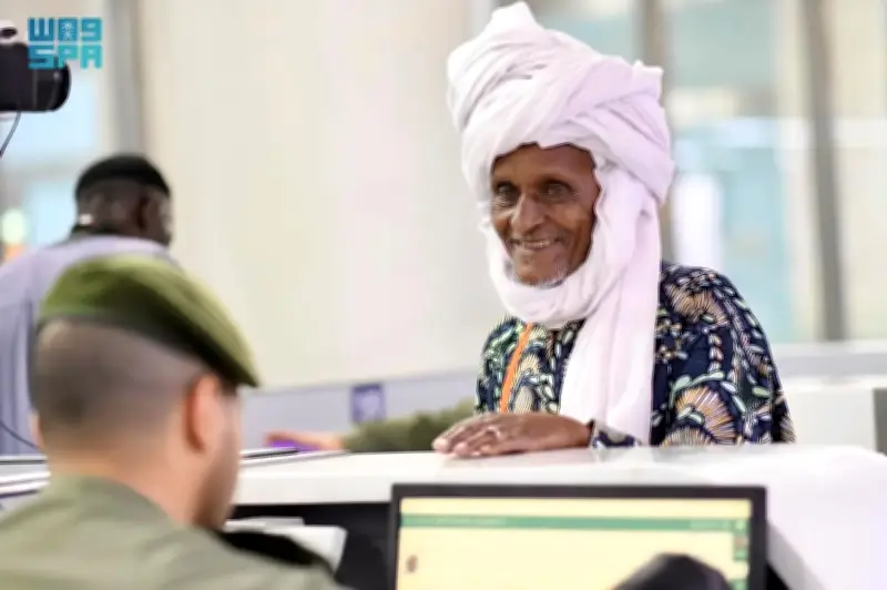 جوازات مطار المدينة المنورة تستقبل أولى رحلات حجاج بنين لموسم 1447هـ