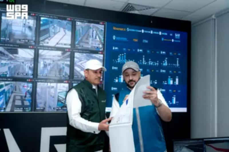 وزير النقل يتفقد أنظمة النقل الذكي وقطار المشاعر لحج 1447هـ