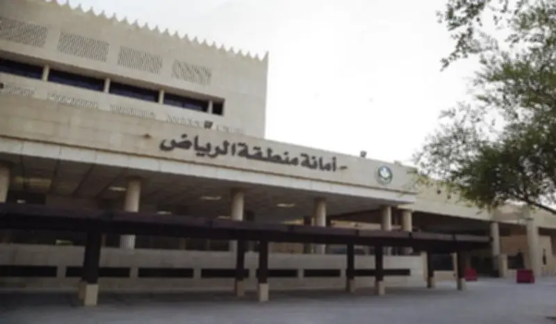 أمانة الرياض تغلق منشأتين وتحرر 16 مخالفة في شارع الغرابي