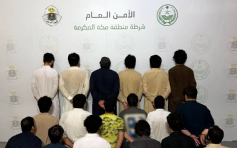 إلقاء القبض على 18 مقيماً بتهمة تزوير إقامات وبطاقات نسك في مكة