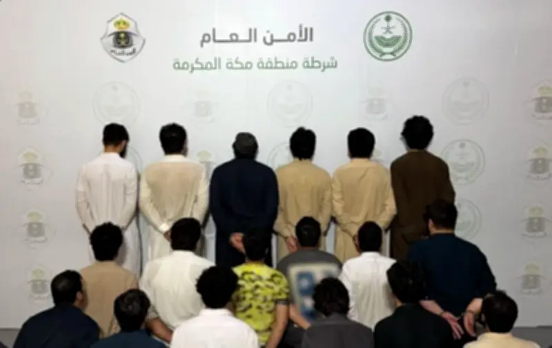 القبض على 18 مقيماً من باكستان وأفغانستان بتزوير الإقامات وبطاقات نسك وأساور الحج