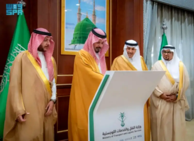 أمير المدينة المنورة يستعرض استعدادات النقل لموسم حج 2026
