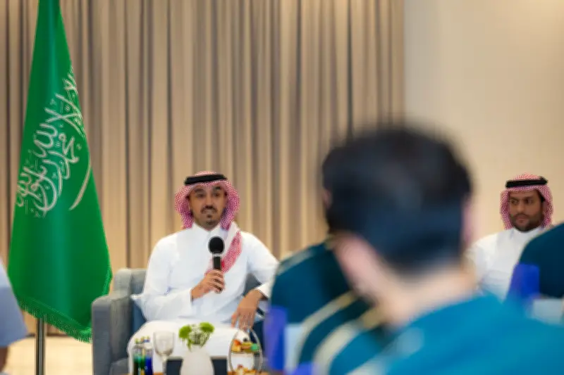 وزير الرياضة ينقل تحيات ولي العهد لبعثة الأخضر قبل التوجه لأمريكا لمونديال 2026