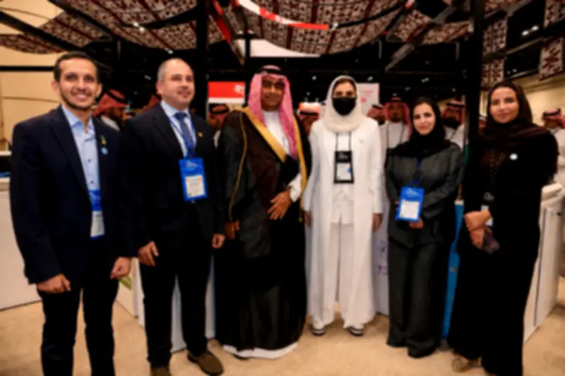 نائب أمين مجلس شؤون الجامعات يزور جناح الجامعة الإلكترونية في نافسا 2026