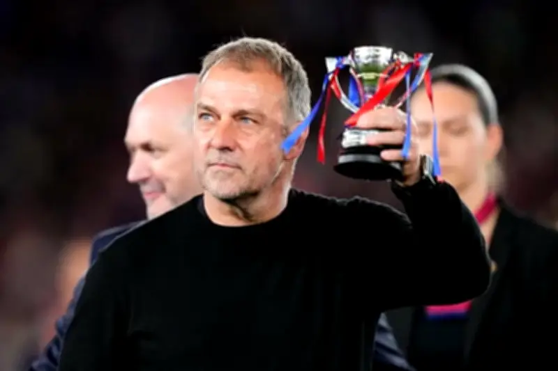 فليك يمدد عقده مع برشلونة حتى 2028 بعد التتويج بالدوري الإسباني