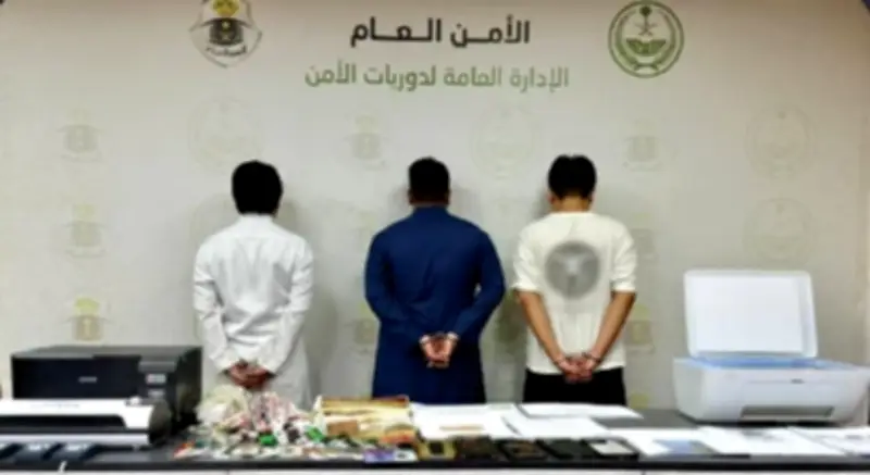 القبض على 3 مقيمين إندونيسيين بتهمة النصب في إعلانات حج وهمية