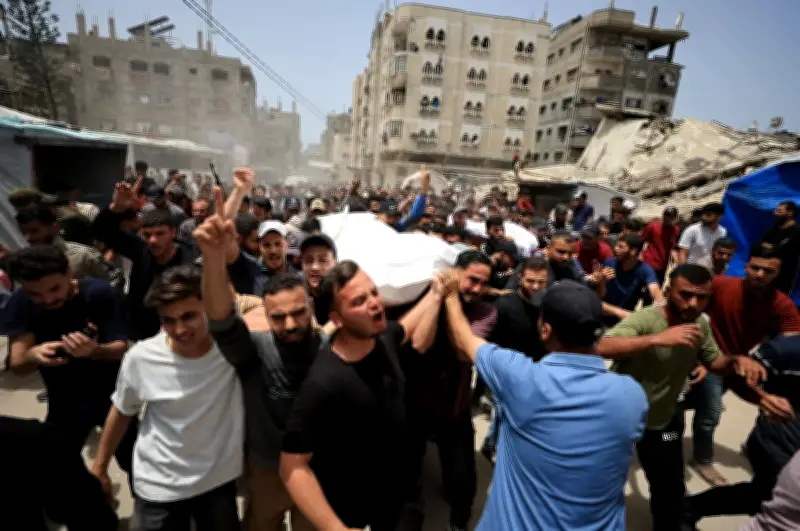 إسرائيل تقتل 3 فلسطينيين أثناء انتظارهم الطعام في غزة