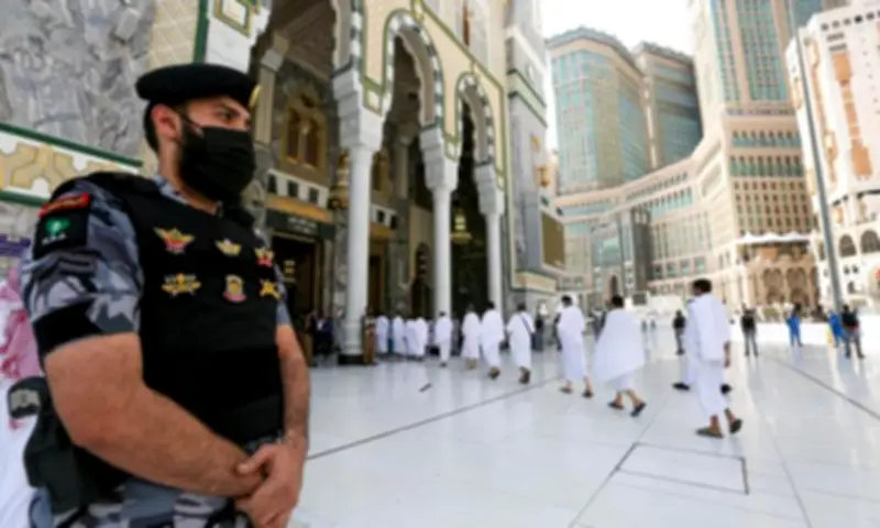 ضبط مقيم مصري نقل 3 مخالفين للحج بلا تصريح إلى مكة