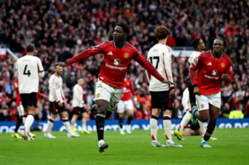 مانشستر يونايتد يفوز على ليفربول 3-2 في قمة الدوري الإنجليزي